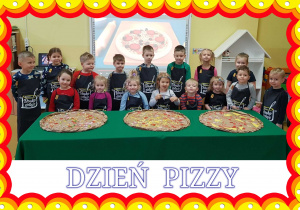 Na zdjęciu grupa dzieci. Przed nimi leżą 3 pizze. Na dole napis Dzień Pizzy.